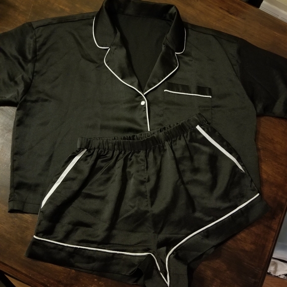 🔥 Lulus Beauty Sleep Black Satin Pj Set - Picture 6 of 12